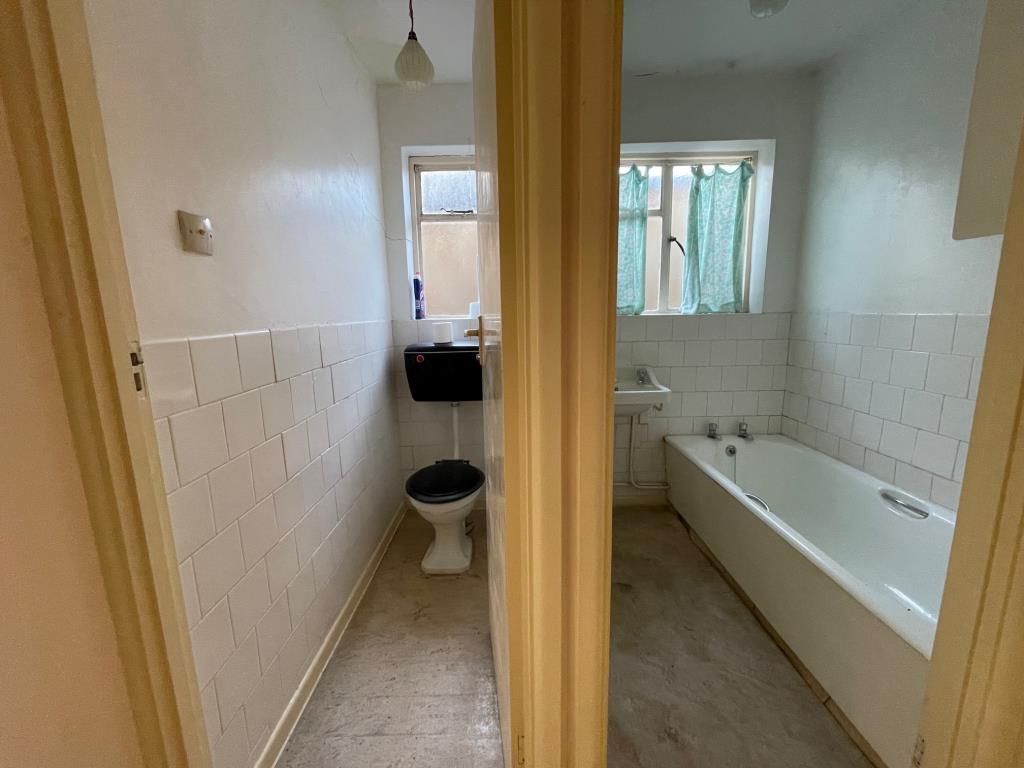Lot: 43 - TWO-BEDROOM BUNGALOW FOR IMPROVEMENT - Bathroom and separate WC